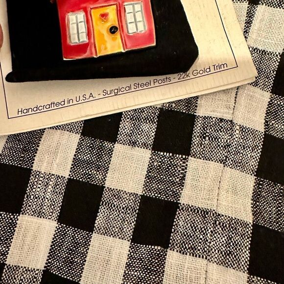 ‘90’s kitschy “old school house” handmade clay pin/brooch with real gold trim - Picture 3 of 6